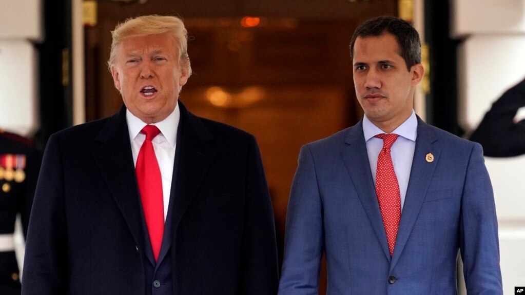 El presidente estadounidense, Donald Trump, y el presidente encargado de Venezuela, Juan Guaidó, posan para la prensa antes de su reunión en la Casa Blanca el 5 de febrero de 2020.