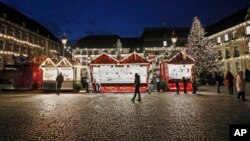 Suasana pasar Natal di Duesseldorf, Jerman tampak sepi menjelang penerapan lockdown Covid-19 yang lebih ketat (14/12). 
