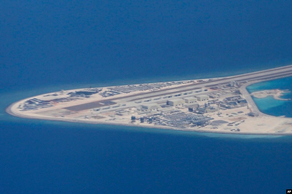 中国在南中国海建筑的人造岛礁渚碧礁上修建飞机跑道和其他设施(资料照片)(photo:VOA)