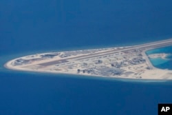 中国在南中国海建筑的人造岛礁渚碧礁上修建飞机跑道和其他设施(资料照片)