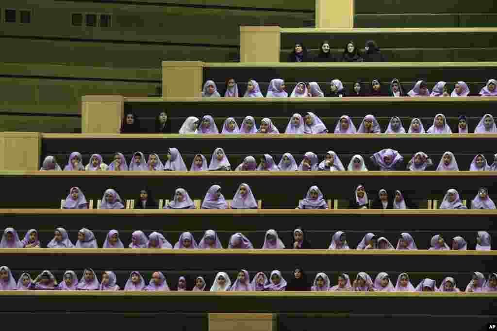 이란 테헤란 의회에서 여학생들이 의원들의 의정 활동을 방청하고 있다.