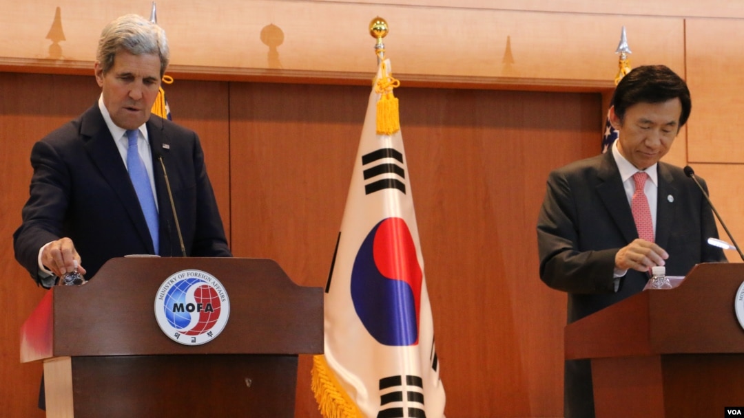 Menlu AS John Kerry (kiri) dalam konferensi pers bersama Menlu Korsel Yun Byung-se di Seoul, Senin (18/5).