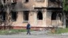 یک ساختمان ویران شده در ماریوپول، اوکراین (آرشیو)