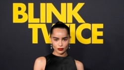 Aktris sekaligus sutradara, Zoe Kravitz, di acara pemutaran perdana film "Blink Twice" di Los Angeles (Foto: AP/Chris Pizzello)