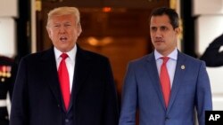 El presidente estadounidense, Donald Trump, y el presidente encargado de Venezuela, Juan Guaidó, posan para la prensa antes de su reunión en la Casa Blanca el 5 de febrero de 2020.