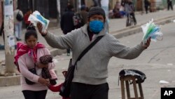 Scène de la rue en période de pandémie de Covid-19 à El Alto, en Bolivie, le 19 mars 2020. (AP Photo/Juan Karita)