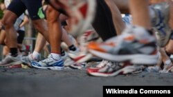 A terminally ill man finished the Seattle Marathon with an oxygen tank in tow.