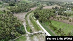 Saluran irigasi Gumbasa yang melintasi desa Kalawara di Kecamatan Gumbasa, Kabupaten Sigi, Sulawesi Tengah yang tidak lagi berfungsi sejak peristiwa gempa bumi 28 September 2018. (8 Juni 2019) (Foto: VOA/Yoanes Litha)