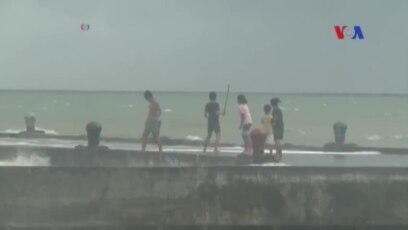 Bão Melor đổ bộ vào Philippines, cư dân sơ tán