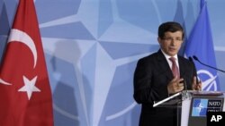 Turski ministar inostranih poslova Ahmet Davutoglu tokom obraćanja novinarima posle sastanka NATO u Briselu