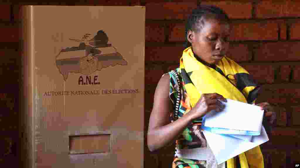 Une femme plie son bulletin de vote avant de voter lors des élections à Bangui, en République centrafricaine, le mercredi 30 décembre 2015. (AP Photo / Hervé Serefio diaspora)