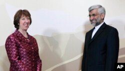 Pejabat Uni Eropa, Catherine Ashton dan perunding Iran, Said Jalili (foto: dok). Kedua pihak, Iran dan negara-negara kuat dunia, tetap jauh mengenai substansi setelah hari terakhir negosiasi di Almaty, Kazakhstan, Sabtu (6/4). 