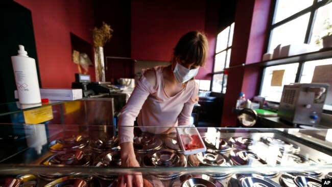 Simona Papagno se prepara para las entregas a domicilio y prepara su helado criollo y café para pedidos de comida para llevar en antelación a la reapertura de negocios el 4 de mayo debido a la reducción parcial de las restricciones durante la pandemia de coronavirus. Roma, sábado 2 de mayo de 2020.