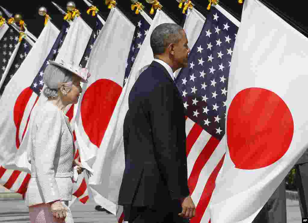 President Barack Obama and Japan's Empress Michiko attend a welcome ceremony at the Imperial Palace in Tokyo, April 24, 2014.