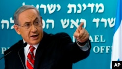 នាយក​​​រដ្ឋ​​​មន្ត្រី​​​អ៊ីស្រាអែល​​​Benjamin ​​​​​​Netanyahu​​​ កំពុង​​​ចង្អុល​​​ប្រាប់​​​សាធារណៈ​​​ពី​​​វីដេអូ​​​បង្ហាញ​​​សកម្ម​​​របស់​​​ក្រុម​​​ហាម៉ាស់​​​កំពុង​​​បាញ់​​​ក្រុម​​​រ៉ុកកែត​​​ពី​​​ទឹក​​ដី​​​របស់​​​ប៉ាឡេស្ទីន​​​ចូ​​​ល​​​ប្រទេស​​​អ៊ីស្រាអែល​​​កាល​​​ពី​​​ថ្ងៃ​​​ទី​​​០៦​​​ខែ​​​សីហា​​​ឆ្នាំ​​​២០១៤។
