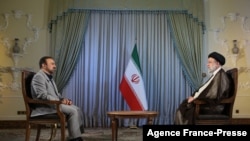 에브라힘 라이시(오른쪽) 이란 대통령이 현지 방송과 인터뷰하고 있다. 대통령실 측이 지난 18일 공개한 사진.