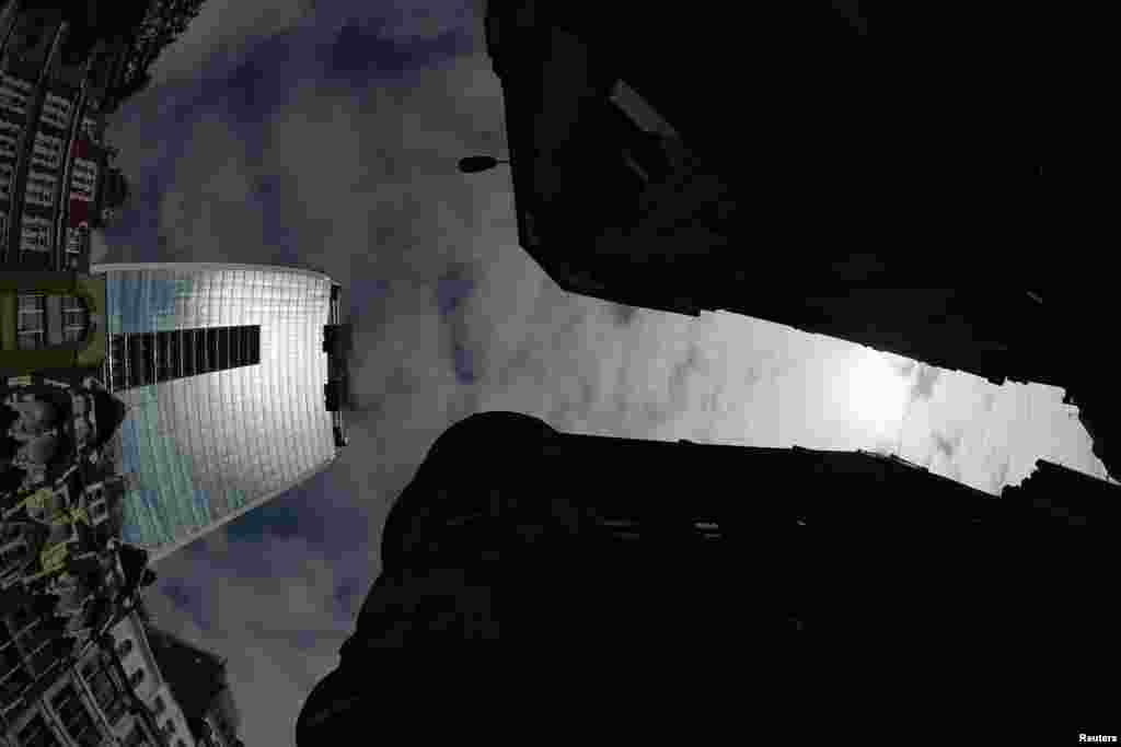 لندن میں 37 منزلہ عمارت کے شیشوں سے منعکس ہونے والی سورج کی شعاعیں شدید حدت کا باعث بن کر گرد نواح کی دکانوں اور عمارتوں کو نقصان پہنچا رہی ہیں۔