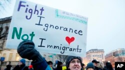 Manifestaciones en Arlington, Virginia, contra las políticas de inmigración del presidente Donald Trump, cerca de la Casa Blanca en Washington, este viernes 3 de febrero de 2017.