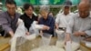 资料照：山西省太原市一家超市里的顾客在买大米。（2013年5月22日）
