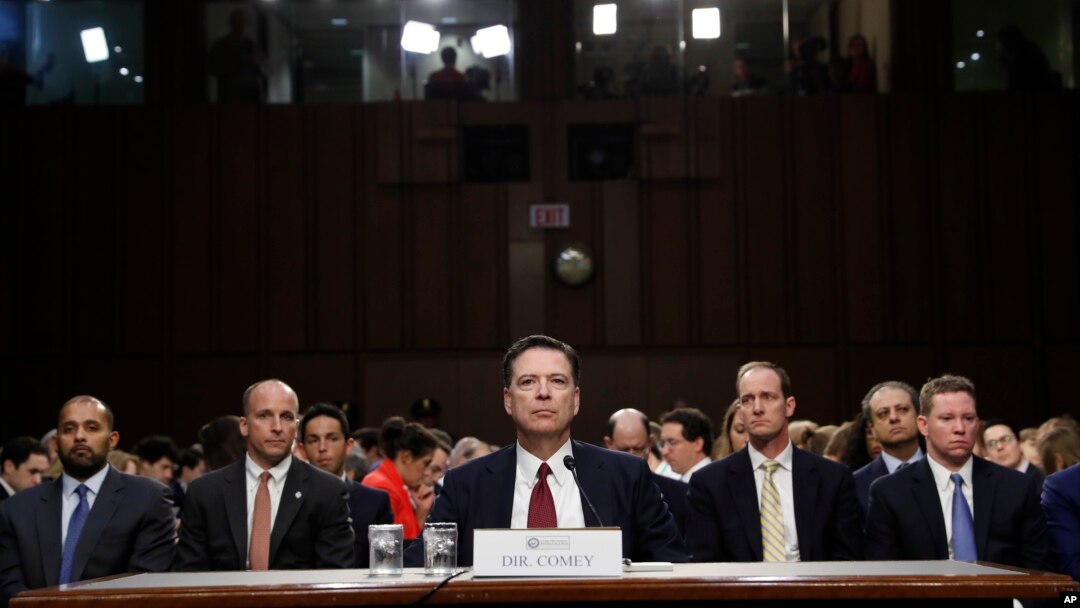 Cựu giám đốc FBI James Comey nghe Chủ tịch Ủy ban Tình báo Thượng viện phát biểu vào đầu phiên điều trần trong Quốc hội, ngày 8 tháng 6, 2017, ở Washington. 