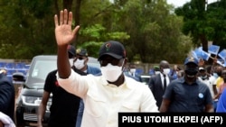 Le président béninois Patrice Talon arrive pour parler à ses partisans lors d'un meeting de campagne à Abomey-Calavi, le 9 avril 2021.