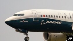 미 연방항공청(FAA) 소속 조종사가 지난 9월 보잉 737 맥스(MAX) 시험비행을 한 뒤 워싱턴주 시애틀 공항에 착륙하고 있다. 보잉 737 맥스는 인도네시아와 에티오피아에서 발생한 추락 사고로 지난해 3월부터 운항이 금지된 상태다. 
