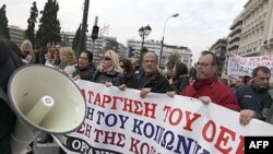 Privatni kreditori Grčke saopštili su da će otpisati više od polovine duga te zemlje
