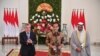 Presiden Joko Widodo (tengah) memberikan keterangan kepada pers bersama Presiden Komite Olimpiade Internasional (IOC) Thomas Bach (kiri) dan Presiden Komite Olimpiade Asia OCA, Syeikh Ahmad Al-Fahad AL-Sabah (kanan), di Istana Kepresidenan di Bogor, Sabtu