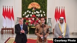 Presiden Joko Widodo (tengah) memberikan keterangan kepada pers bersama Presiden Komite Olimpiade Internasional (IOC) Thomas Bach (kiri) dan Presiden Komite Olimpiade Asia OCA, Syeikh Ahmad Al-Fahad AL-Sabah (kanan), di Istana Kepresidenan di Bogor, Sabtu