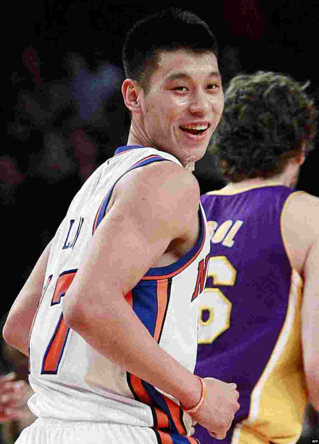 Jeremy Lin của đội New York Knicks tươi cười sau khi ghi bàn trong hiệp đầu của trận đấu với đội Los Angeles Lakers hôm 10/2/12 (AP)