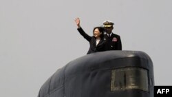 지난 2017년 3월 타이완 초잉 해군기지에서 차이잉원 총통이 네덜란드산 시타이거 잠수함에 탐승했다.
