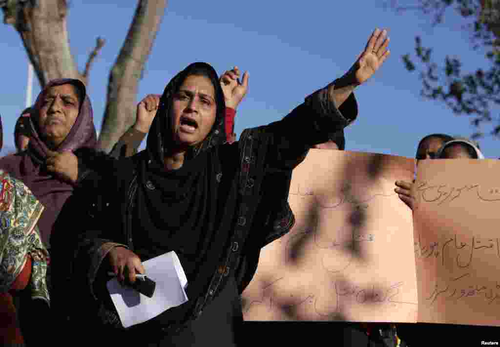 آل پاکستان لیڈی ہیلتھ ورکرز ویلفئیر ایسوسی ایشن کی سربراہ بشریٰ احتجاج کر رہی ہیں