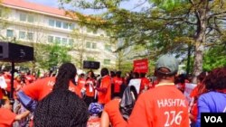 Crowds demand efforts increase to find kidnapped girls in Nigeria, in front of the Nigerian embassy in Washington, May 6, 2014. (Mariama Diallo/VOA)