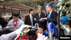 Ngoại trưởng Mỹ John Kerry tham quan nhà máy Foton Cummins Engine ở Bắc Kinh, 15/2/2014