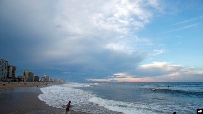 Bãi biển Virginia Beach, một thắng cảnh nổi tiếng của bang Virginia thu hút nhiều khách du lịch.