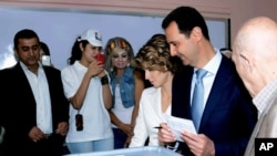 El actual presidente Bashar al Assad y su mujer acudieron a votar.