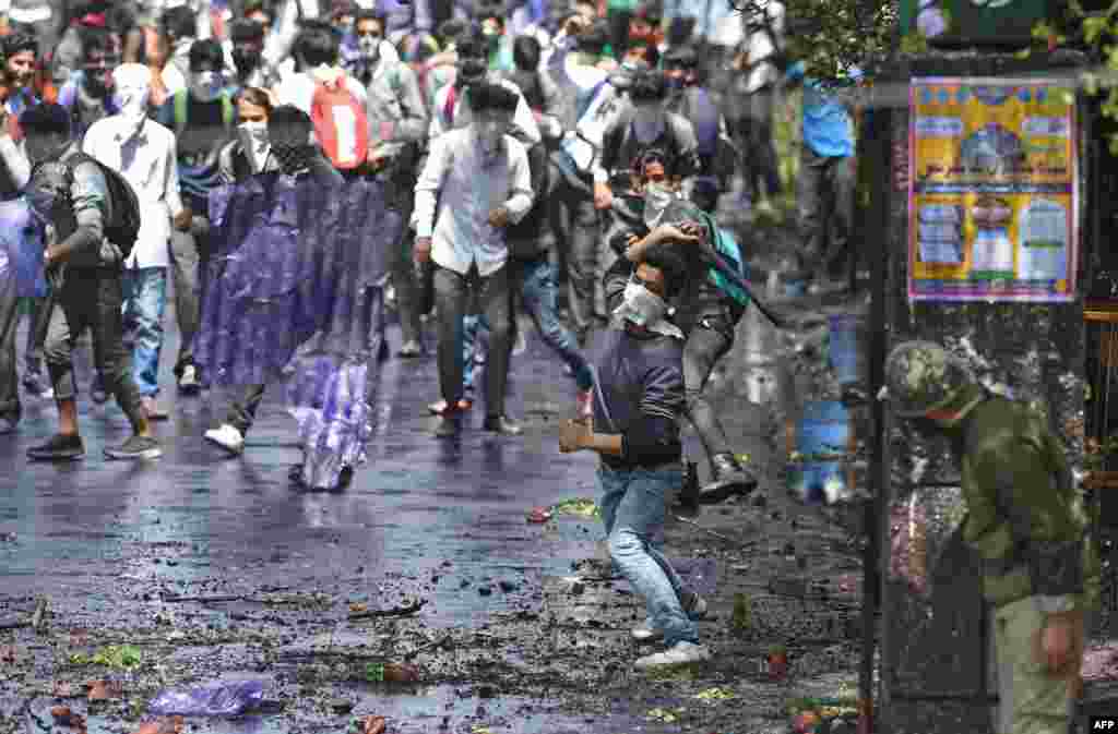 Mahasiwa Kashmir bentrok dengan pasukan keamanan India di distrik Lal Chowk, Srinagar.&nbsp;