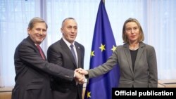 Premijer Kosova Ramuš Haradinaj (sredina) sa visokom predstavnicom EU Federikom Mogerini i Johanesom Hanom, evropskim komesarom za proširenje, Brisel 17. novembar 2017.