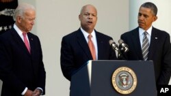 Kandidat za sekretara za unutršanju bezbednost Džej Džonson u društvu predsednika Obama i potpredsednika Bajdena 