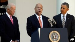 Jeh Johnson, centro,es el elegido por el presidente Barack Obama para reemplazar en el puesto a Janet Napolitano. Durante la presentación oficial en la Casa Blanca estuvieron acompañados por el vicepresidente Joe Biden.