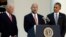 Jeh Johnson, centro,es el elegido por el presidente Barack Obama para reemplazar en el puesto a Janet Napolitano. Durante la presentación oficial en la Casa Blanca estuvieron acompañados por el vicepresidente Joe Biden.