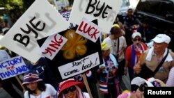 示威者在曼谷市中心手举反英拉标语上街游行。摄于2014年5月8日