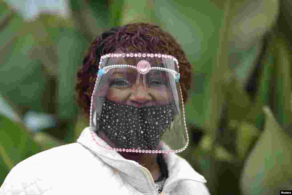 Rosa Russell, de 70 a&#241;os, usa un protector facial decorado con joyas durante las elecciones presidenciales de Estados Unidos de 2020, en Santa M&#243;nica, California, el 3 de noviembre de 2020.