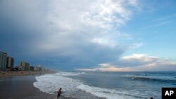 Seorang peselancar bersiap menghadang ombak di Virginia Beach, Virginia, 11 September 2018. Badai Florence diperkirakan akan menghantam kawasan pantai timur tersebut, termasuk Virginia, North Carolina dan South Carolina, Kamis (13/9).