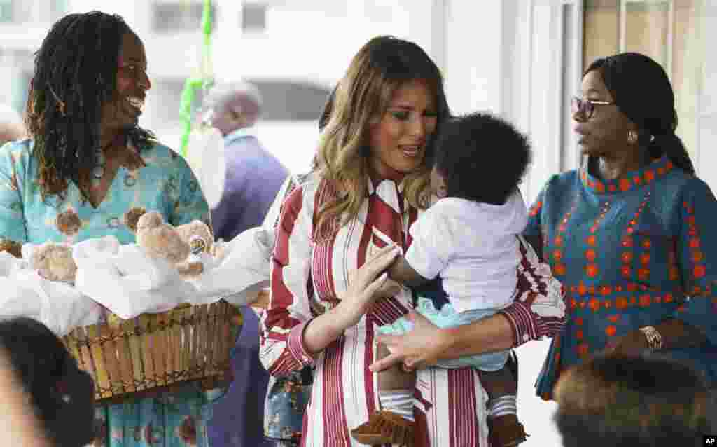 Visita da primeira-dama americana Melania Trump, ao Hospital Regional em Acra, Gana. 2 Outubro, 2018.