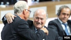 Presiden FIFA Joseph Blatter bereaksi ketika dipeluk oleh legendaris sepakbola Jerman Franz Beckenbauer, kiri, setelah terpilih kembali sebagai presiden FIFA di Zurich, Swiss, Rabu (1/6).