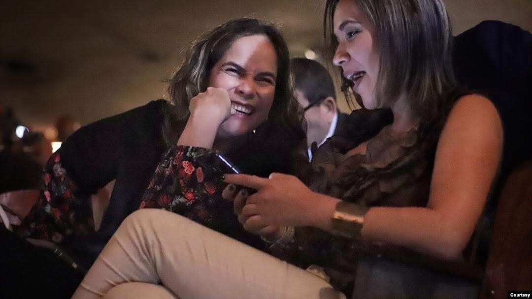 Las diputadas venezolanas María Beatriz Martínez (izquierda) y Karim Vera (derecha) conversan durante un evento.