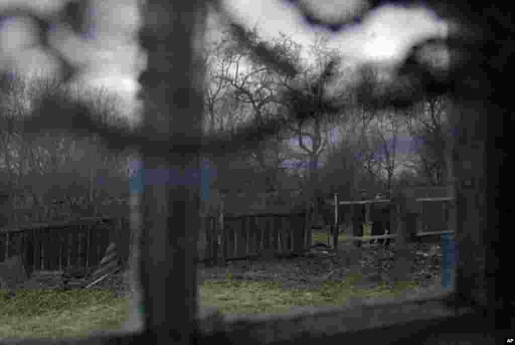 A view of villagers from an abandoned home, (VOA - D. Markosian, April 2011)
