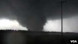 Foto yang diambil dari rekaman video menunjukkan tornado yang menyerang kota Joplin, negara bagian Missouri (22/5).