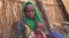 Chatou Chiwa et son fils Mamadou dans le camp de réfugiés d’Assaga, Diffa, Niger, le 18 avril 2017 (VOA/Nicolas Pinault)